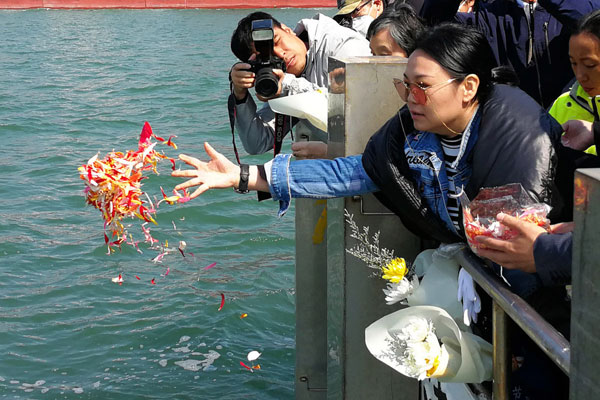 海葬告别仪式 是否听到海哭泣